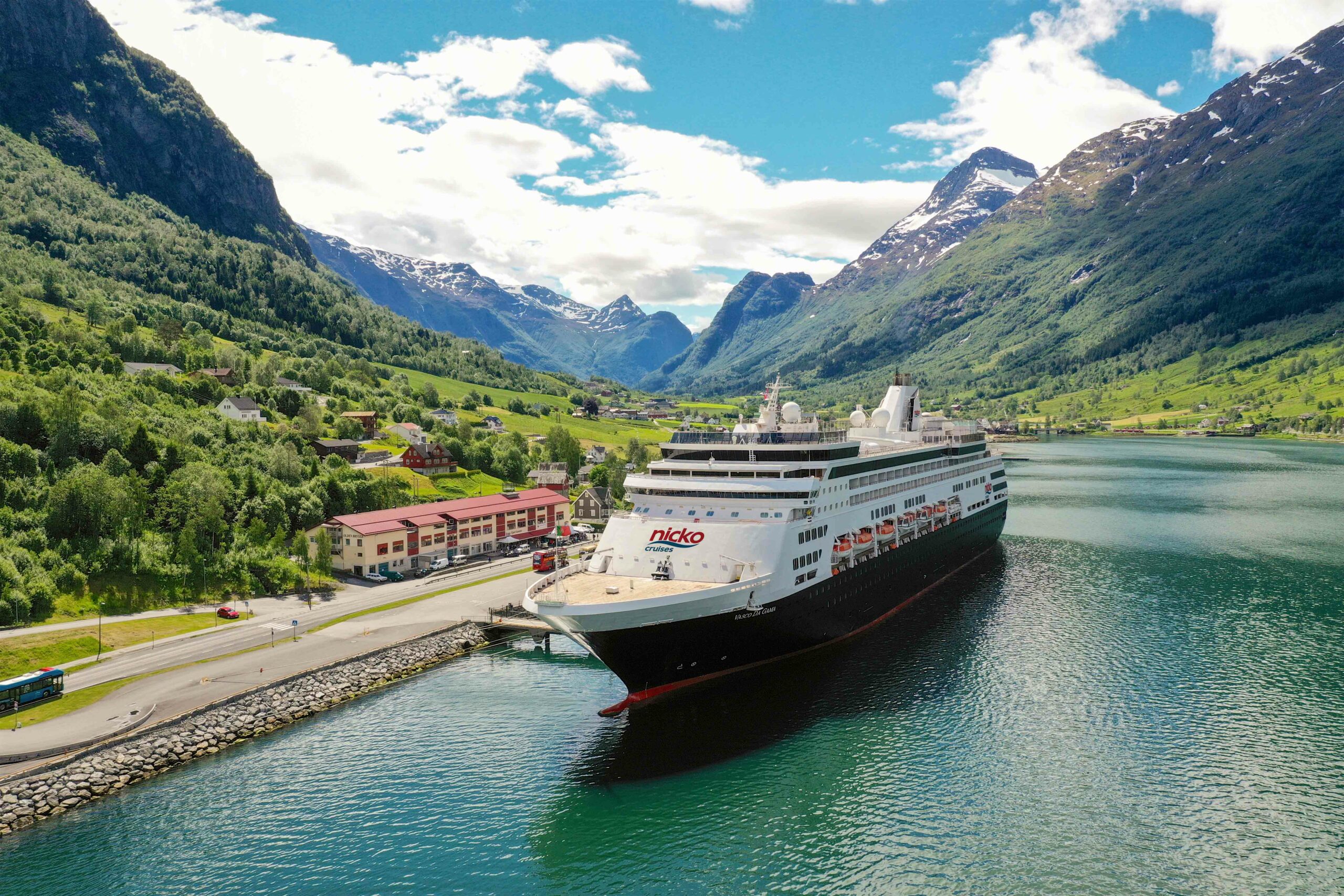 Klassisches Kreuzfahrtschiff Vasco da Gama im norwegischen Hafen Olden